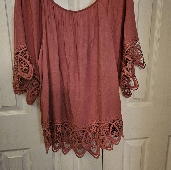 LE ROUGE, PINK, SHORT SLEEVE TOP WITH EYELET SLEEVES AND BOTTOM. 3X - Picture 2 of 5